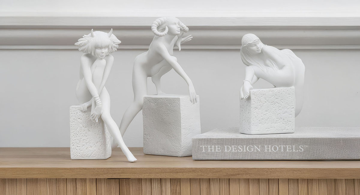 Christel Zodiacs Figuren auf einem Sideboard